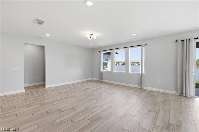 Building Photo - 2038 Grove Dr