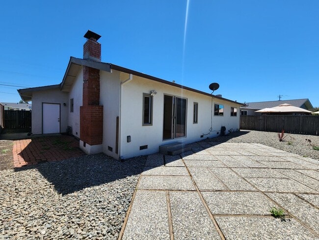 Building Photo - Rohnert Park Home with Large Fenced Yard