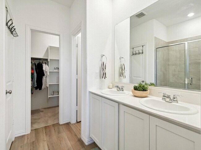 Building Photo - 3413 Kingsview Dr