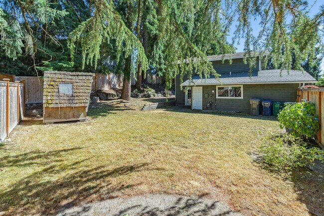 Building Photo - 3 bedroom 3 bath Finn Hill Kirkland