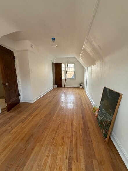 Building Photo - 5266 N La Crosse Ave