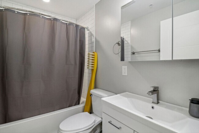 Building Photo - Modern 2-Bedroom with In-Unit W/D on Georg...