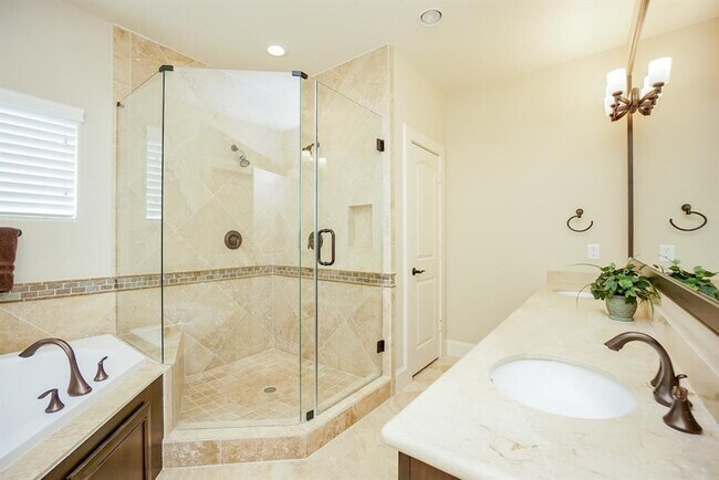 Building Photo - 1108 Peveto St