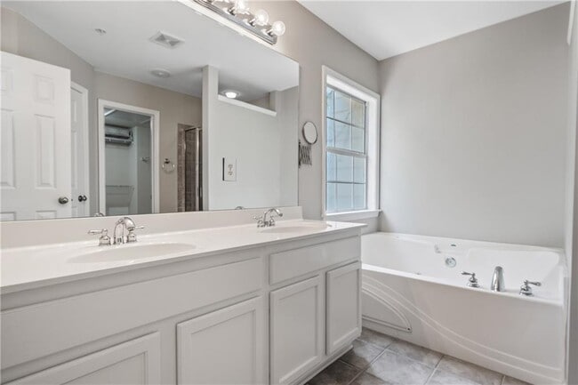 Building Photo - 4721 Creekside Villas Way