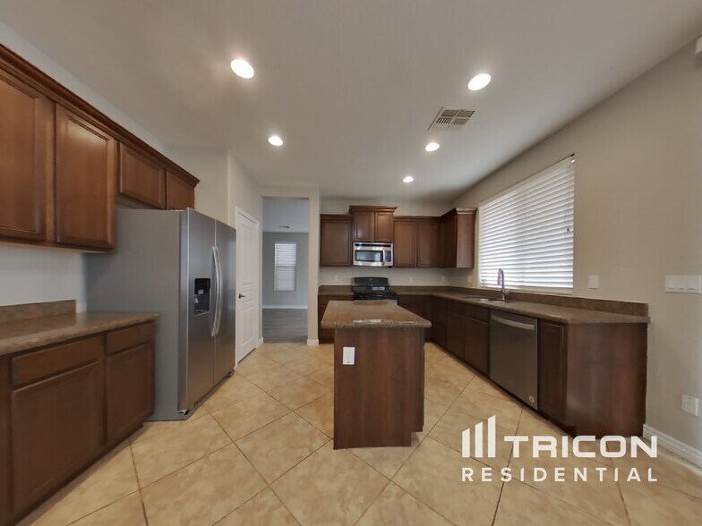 Building Photo - 37878 W Olivo St