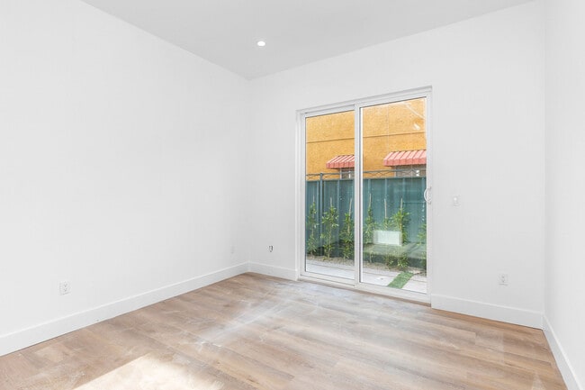 Building Photo - 603 N Harvard Blvd