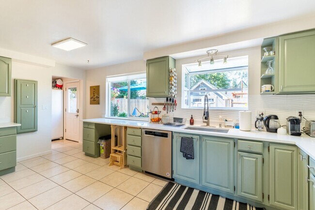Building Photo - 4bd/1.75ba Shoreline Home