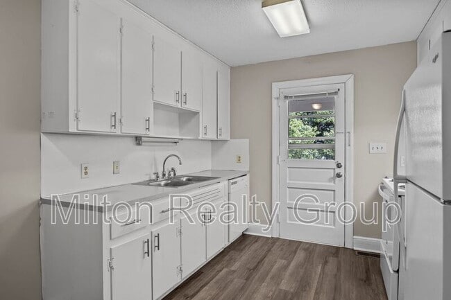 Building Photo - 204 McNeil St