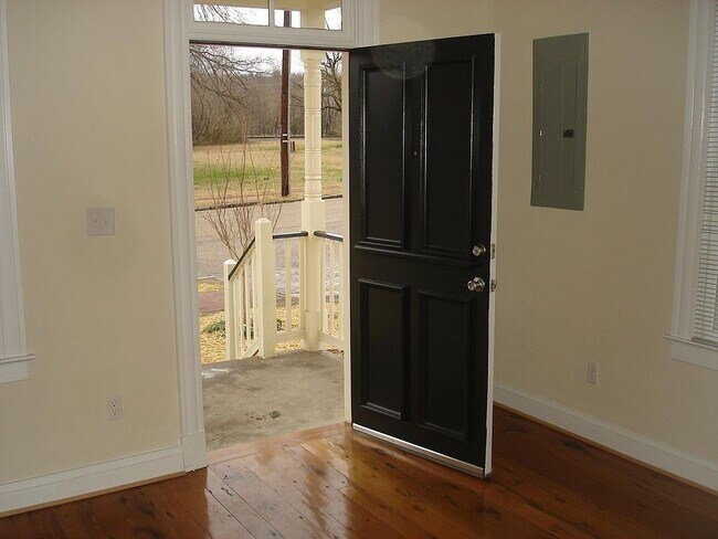 Building Photo - 702 Grove Ave