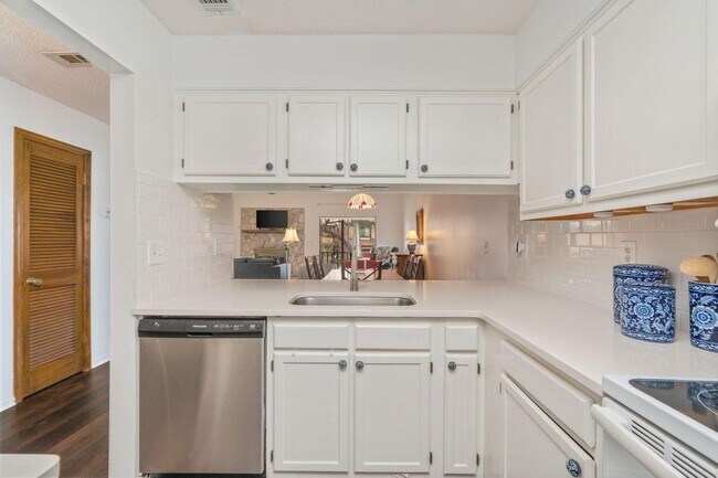 Building Photo - Enjoy resort-style amenities with this rental!