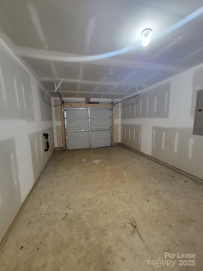 Building Photo - 5823 Hewitt Dr