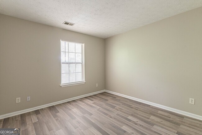 Building Photo - 5895 Hampton Ct