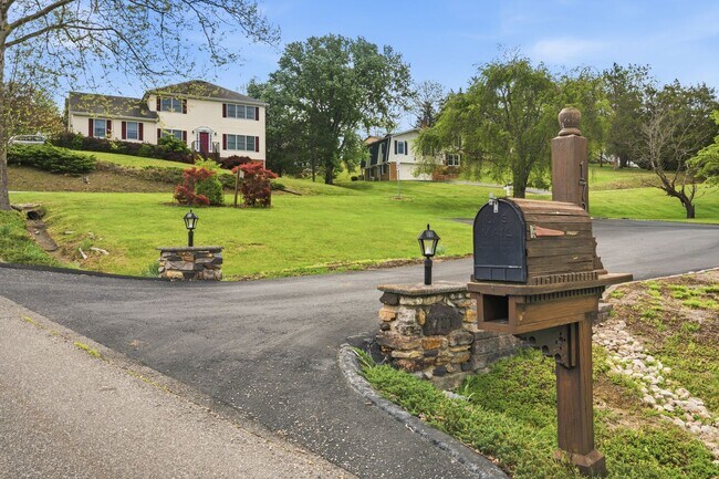 Building Photo - Spacious 5-Bedroom Home in Prestigious Blacksburg Country Club Estates