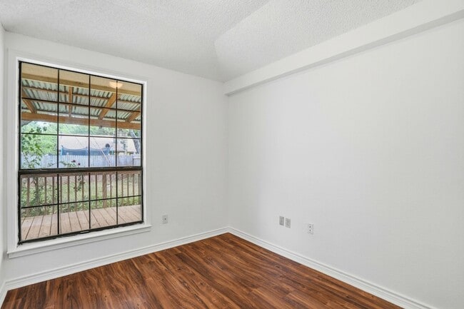 Building Photo - 306 Woodstone Dr