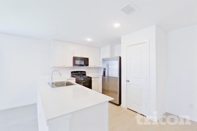 Building Photo - 1604 Parlier St