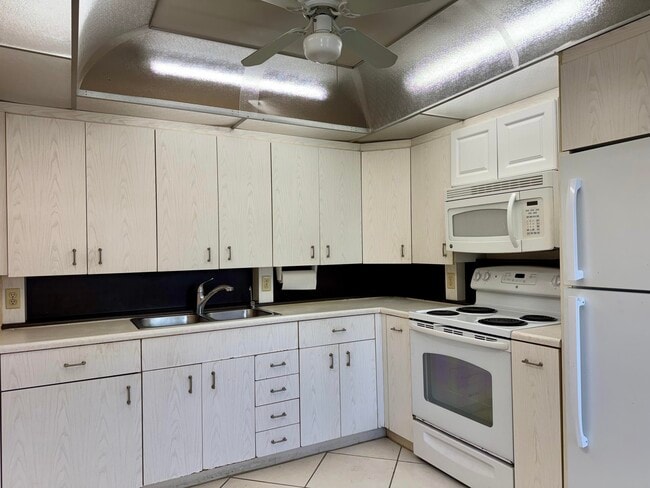 Building Photo - 4053 Hythe A