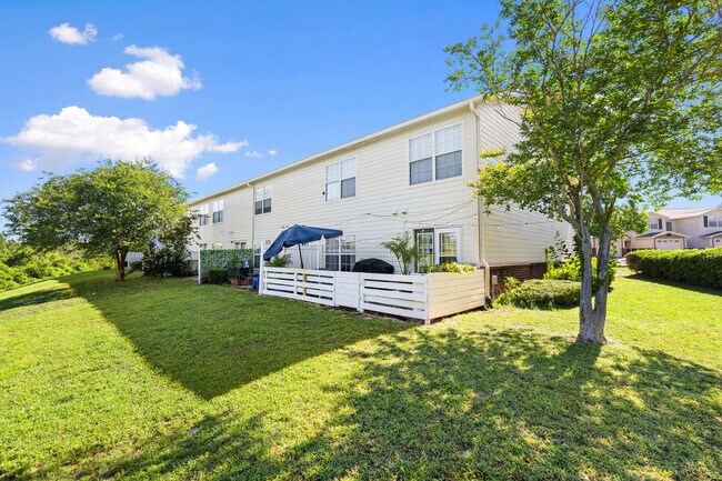 Building Photo - 759 Majestic Dr