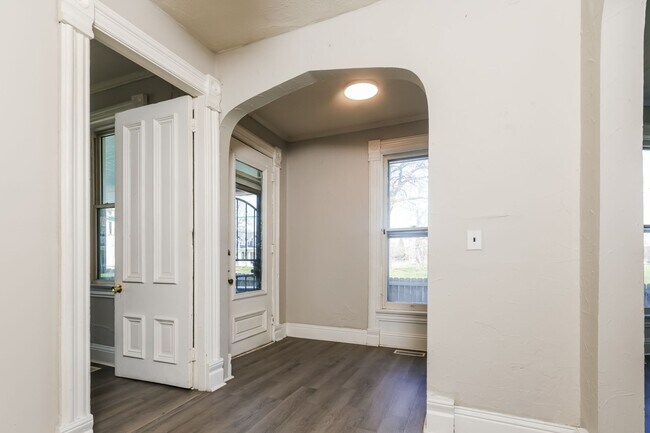 Building Photo - 902-904 1/2 S Limestone St.