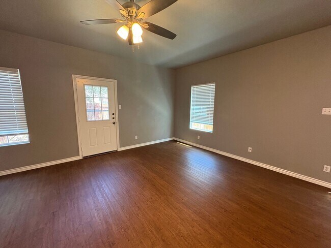 Building Photo - Newly Renovated Town-home
