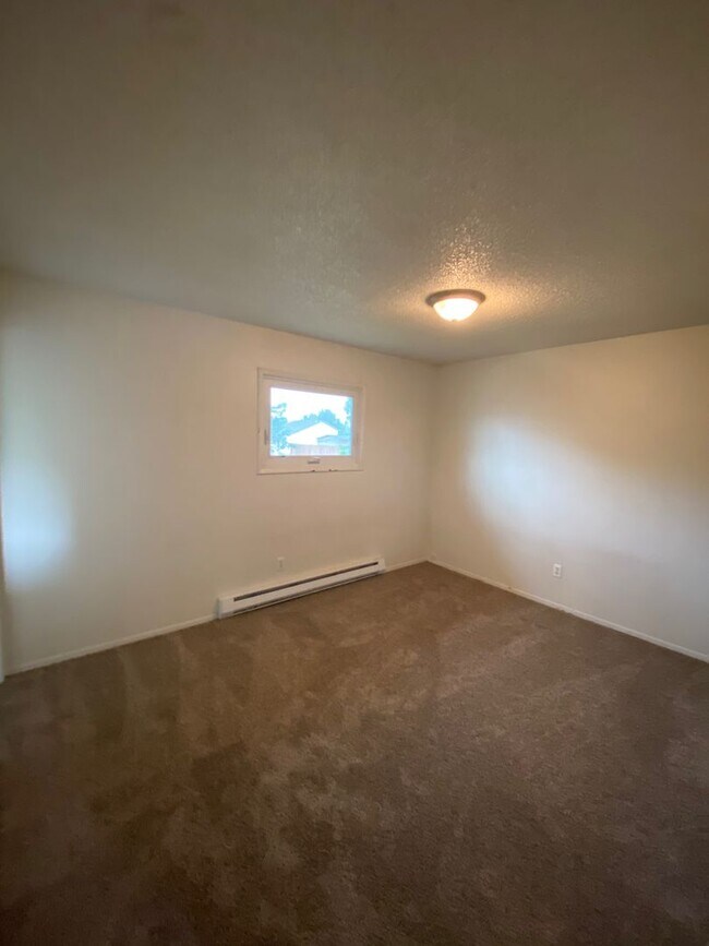 Building Photo - 4 - bedroom home close to Stateline