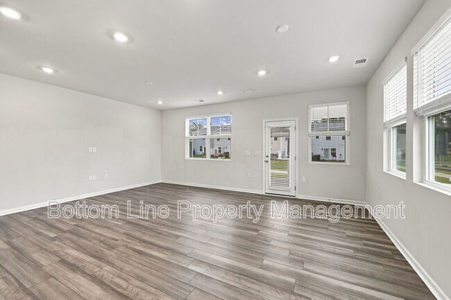 Building Photo - 5000 Arkose Dr