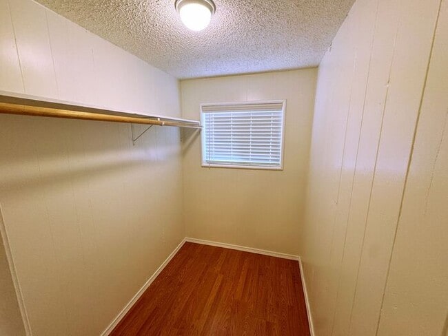 Building Photo - Perfect 2 spacious bedroom, 1 bath home in...