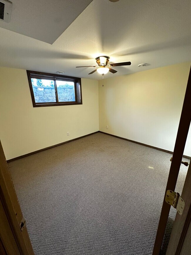 Building Photo - 3BR Single Family Home Available NOW on Eau Claire's Northside!