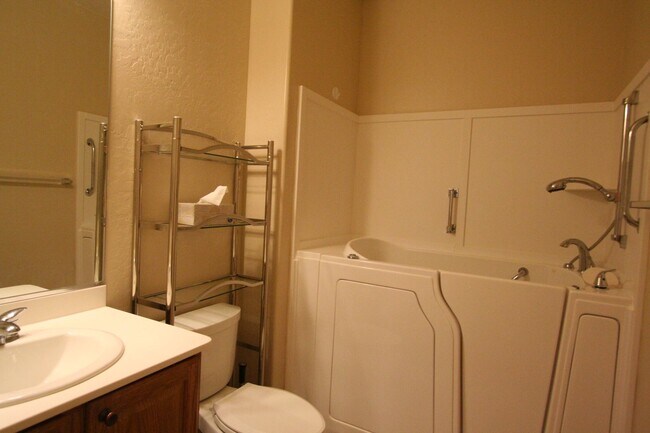 Building Photo - 2 bed w/den, 2 bath, 2 car single story house