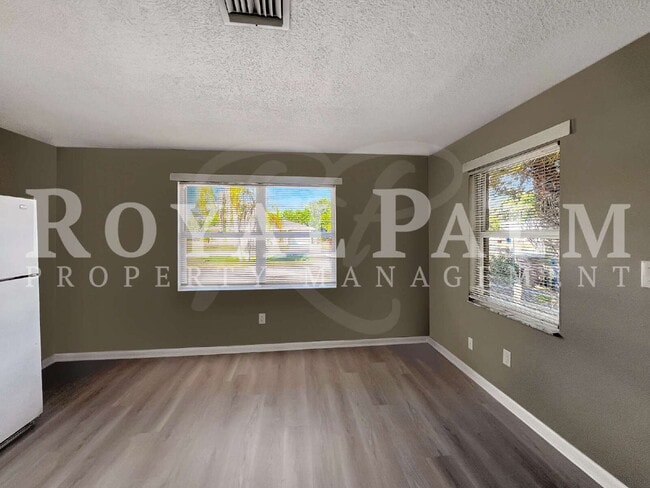 Building Photo - Fort Myers 1BR/1BA Freshly Renovated on First St! Cozy, Clean, and Finally Affordable.