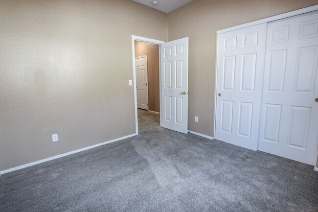 Building Photo - Quailwood Move In Special