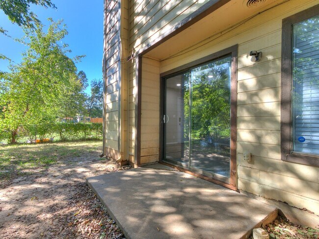 Building Photo - Updated 3 Bedroom, 2 Bathroom Duplex in the Heart of Broken Arrow!
