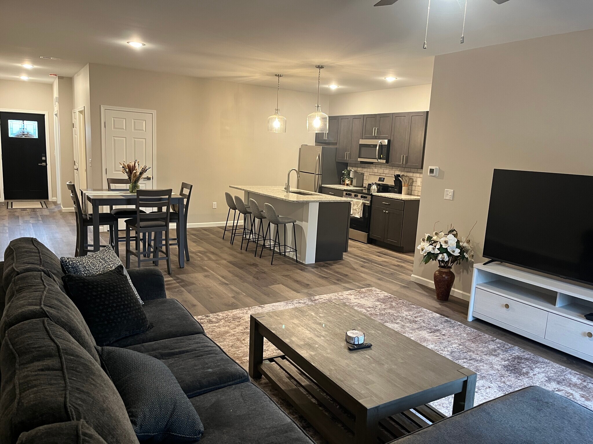 Building Photo - 2116 Community Ln