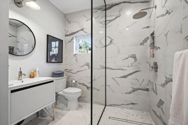 Building Photo - 23255 Mariposa De Oro St