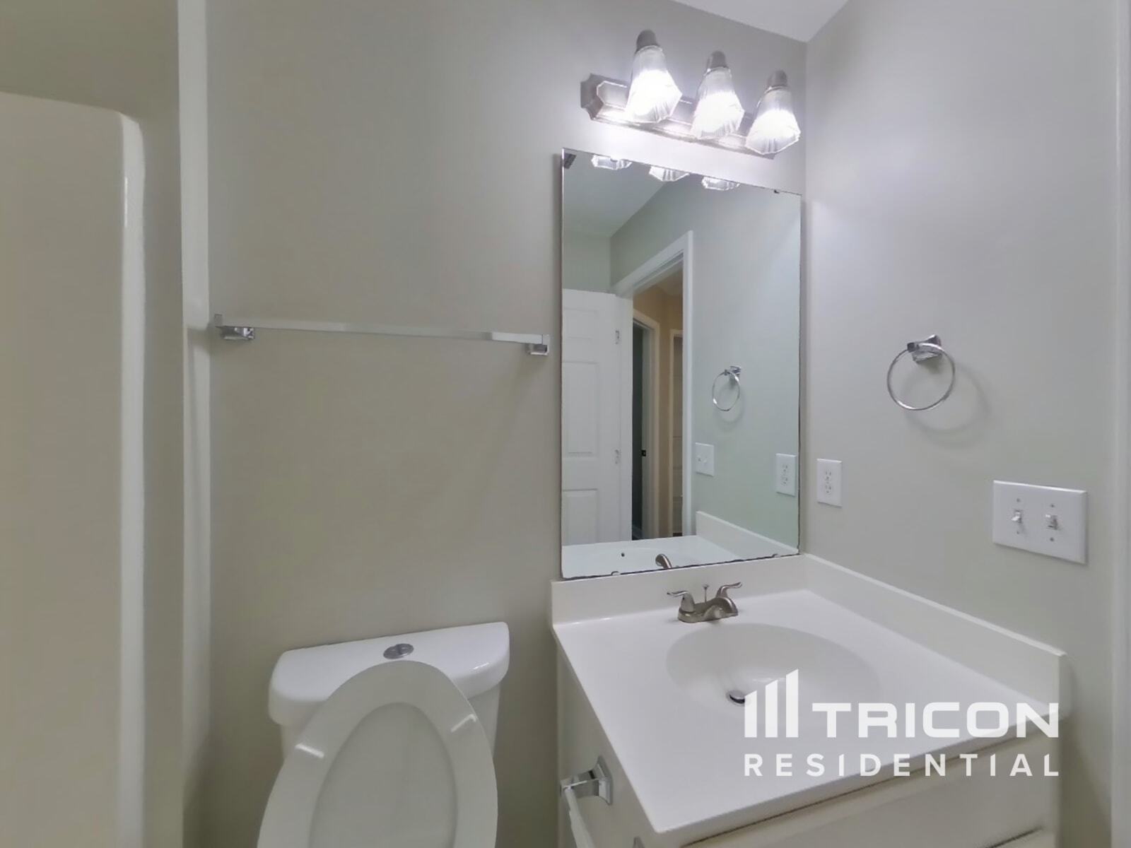 Building Photo - 2536 Bayview Dr