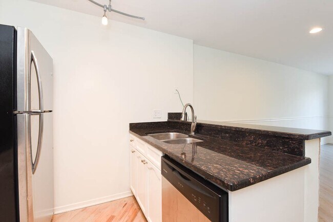 Building Photo - 959 W Grace St