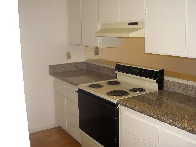 Kitchen - The Cannery Apartments