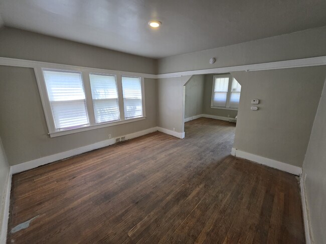 Building Photo - 15448 Log Cabin St