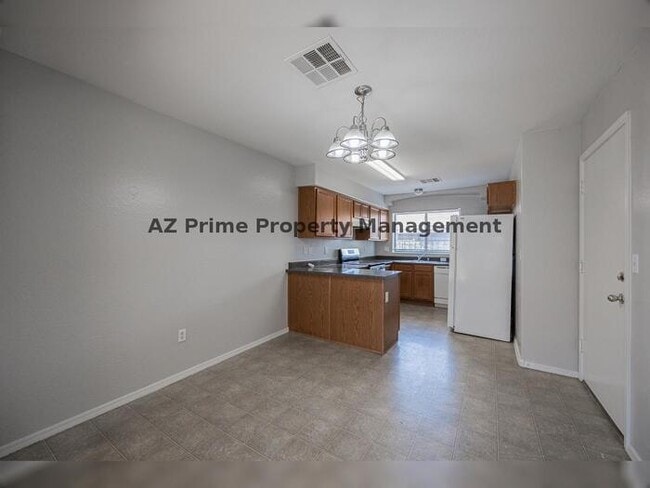 Building Photo - 227 W Darrow St