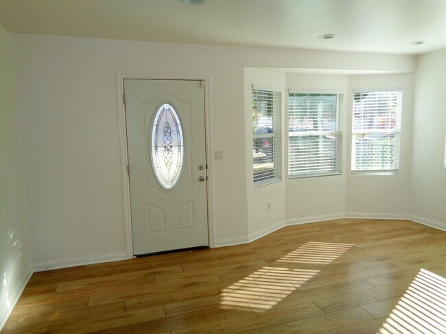 Building Photo - 2 Bedroom 1 Bath Remodeled House for Rent ...