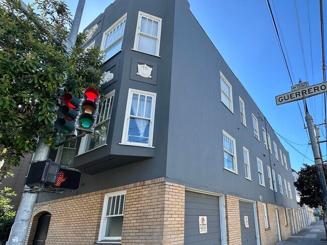Building Photo - Storage Galore!!  1bd in heart of Noe/Miss...