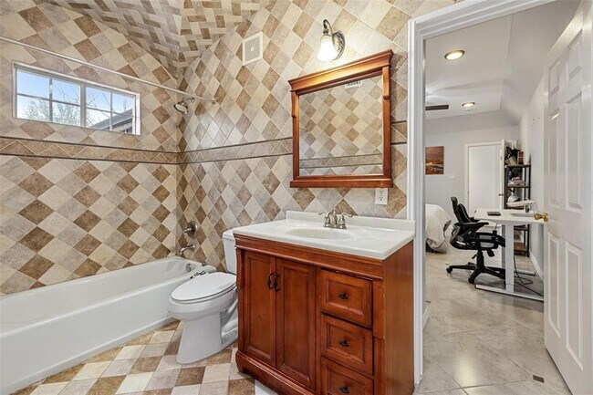 Building Photo - 1501 Broadmoor Dr