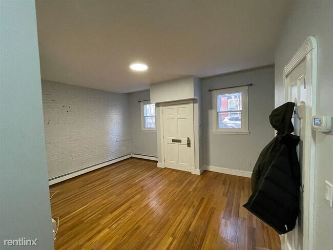 Building Photo - 53 Phillips St
