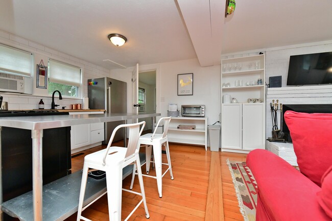 Building Photo - 22 Datewood St
