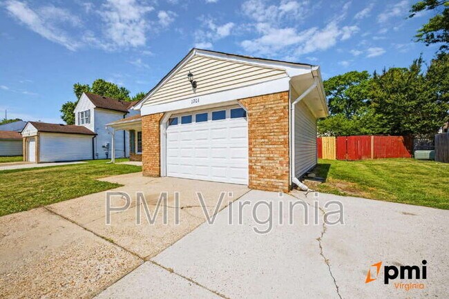 Building Photo - 1701 Darrow St