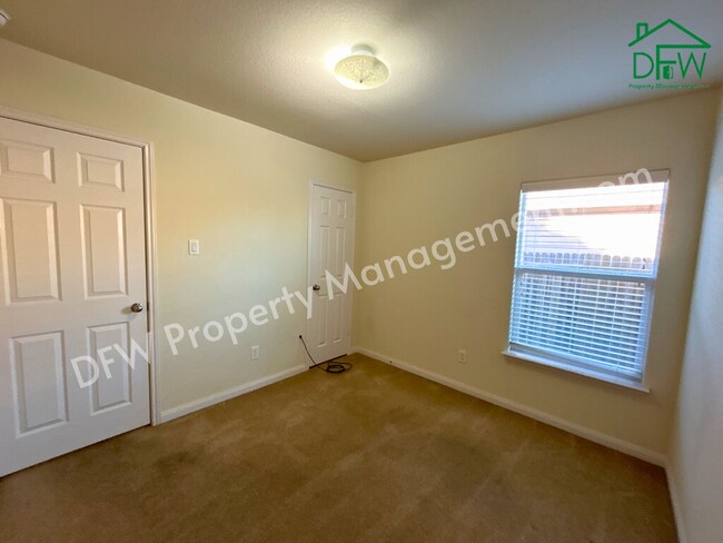 Building Photo - 10009 Iron Ridge Dr