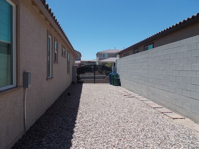 Building Photo - 1401 Cattail Falls St