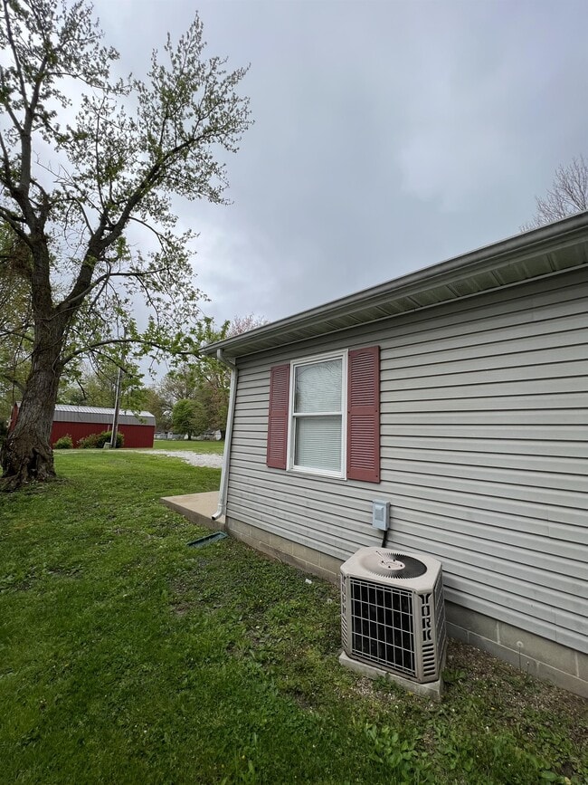 Building Photo - 721 E Coal St
