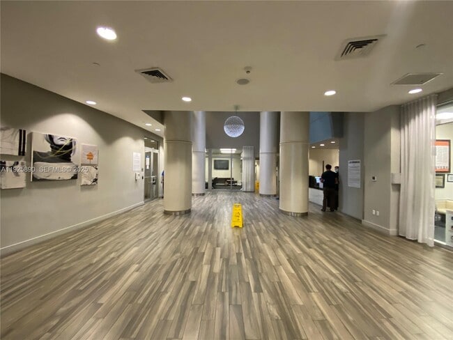 Building Photo - 1750 N Bayshore Dr