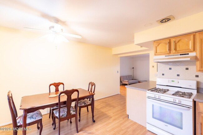 Building Photo - 187 Evergreen Rd