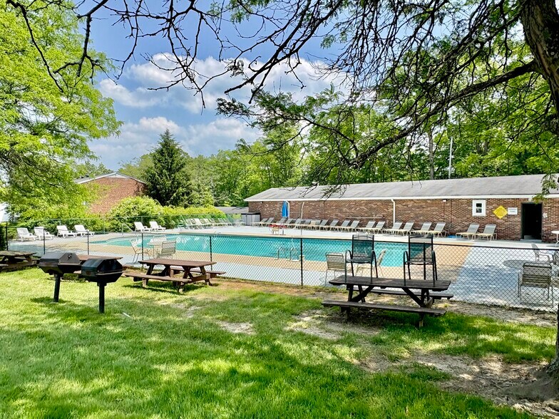 Building Photo - 6910 Carriage Hill Dr